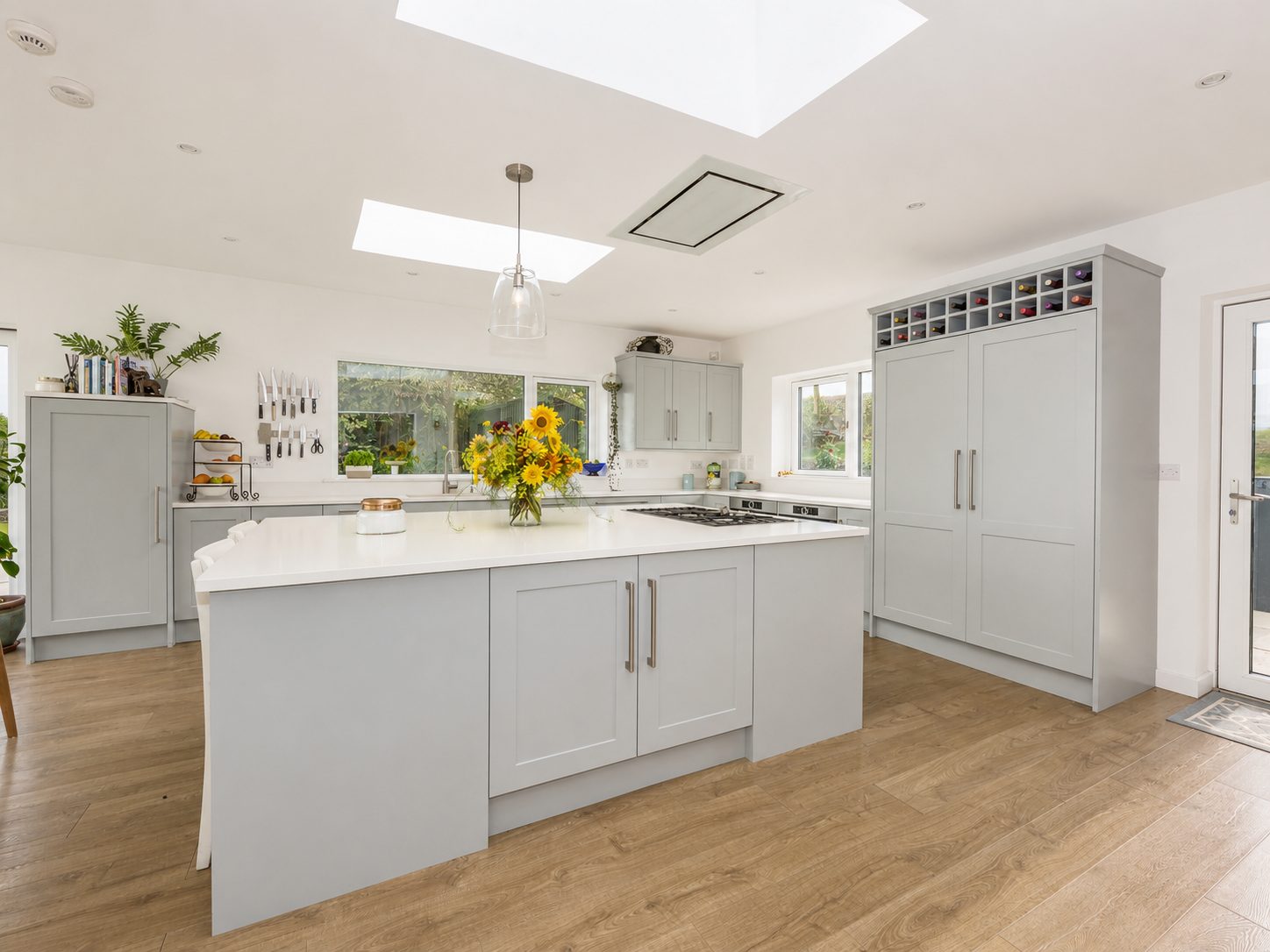 Strandville kitchen with large island