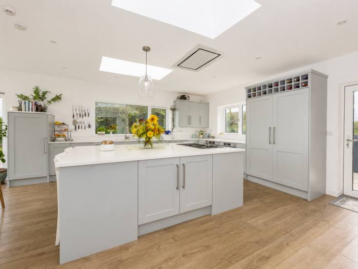Strandville kitchen with large island